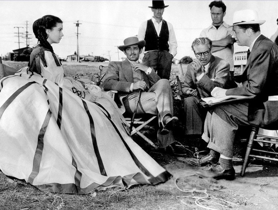 Vivien-Leigh-Clark-Gable-and-director-Victor-Fleming-on-the-set-of-Gone-With-The-Wind-1939 (Custom)
